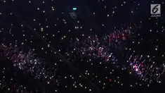 Ribuan penonton menyalakan flash ligt di ponselnya masing-masing saat malam penutupan Asian Games 2018 di Stadion GBK, Jakarta, Minggu (9/2). Hal ini menjadi unik dan menambah syahdu malam penutupan Asian Games 2018. (Liputan6.com/Helmi Fithriansyah)
