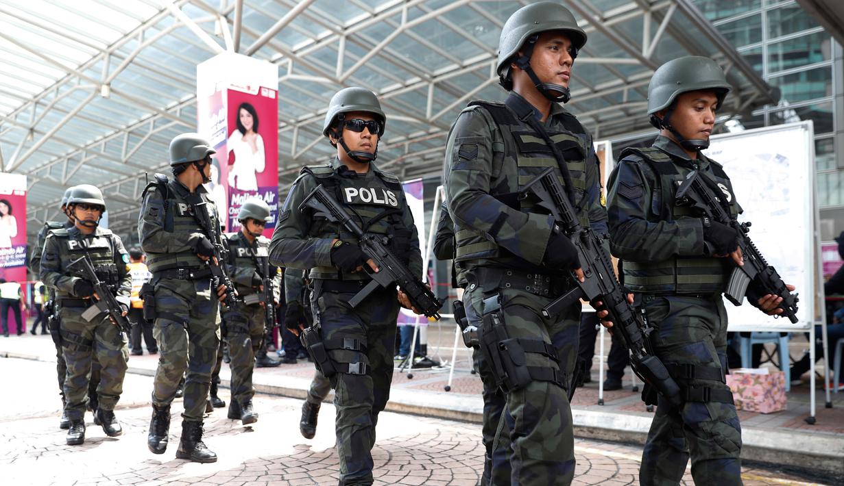 Polisi anti-teroris dan Unit Aksi Khusus berjaga saat mengikuti latihan persiapan SEA Games Asia Tenggara di di KL Sentral Kuala Lumpur, Malaysia, (20/7). (AP Photo/Vincent Thian)