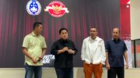 Ketua Umum PSSI Erick Thohir (kedua dari kiri) saat memberi keterangan pers terkait FIFA Matchday dan kunjungan ke stadion-stadion Piala Dunia U-20 2023 di GBK Arena, Senayan, Jakarta pada Jumat (10/3/2023). (Liputan6.com/Melinda Indrasari)