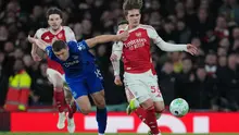 Arsenal pun terus berupaya memecah kebuntuan. Tampak dalam foto, pemain Everton, Vitaliy Mykolenko (tengah) menarik Max Dowman dari Arsenal selama pertandingan lanjutan Premier League musim 2025/2026 melawan Everton di Emirates Stadium, Inggris, Sabtu 14 Maret 2026 waktu setempat atau Minggu (15/3/2026) dini hari WIB. (AP Photo/Kin Cheung)