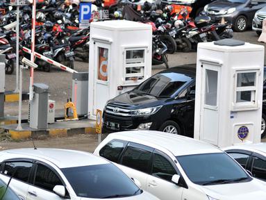 Sebuah mobil melintasi pintu masuk Park and Ride di kawasan MH Thamrin, Jakarta, Kamis (6/12). Pemprov DKI Jakarta berencana menaikan tarif parkir per Januari 2019. (Merdeka.com/Iqbal Nugroho)
