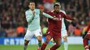 Duel yang dilakukan Wijnaldum dan Thiago Alcantara pada leg 1, babak 16 besar Liga Champions yang berlangsung di stadion Anfield, Liverpool, Rabu (20/2). Liverpool imbang 0-0 kontra Bayern Munchen. (AFP/Oli Scarff)