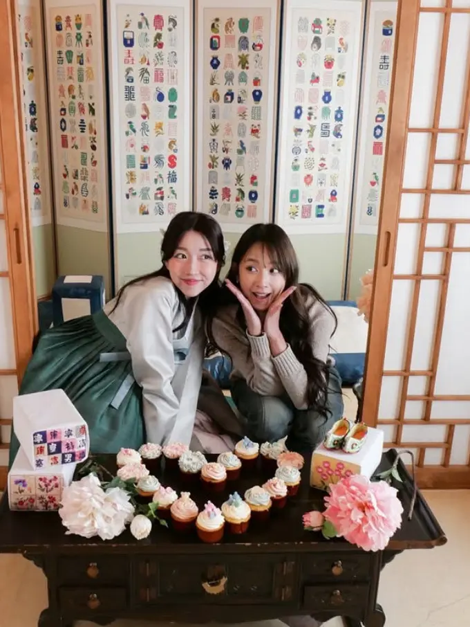 Potret Gemas Influencer Sunny Dahye Kenakan Hanbok saat Gender Reveal Anak Pertama