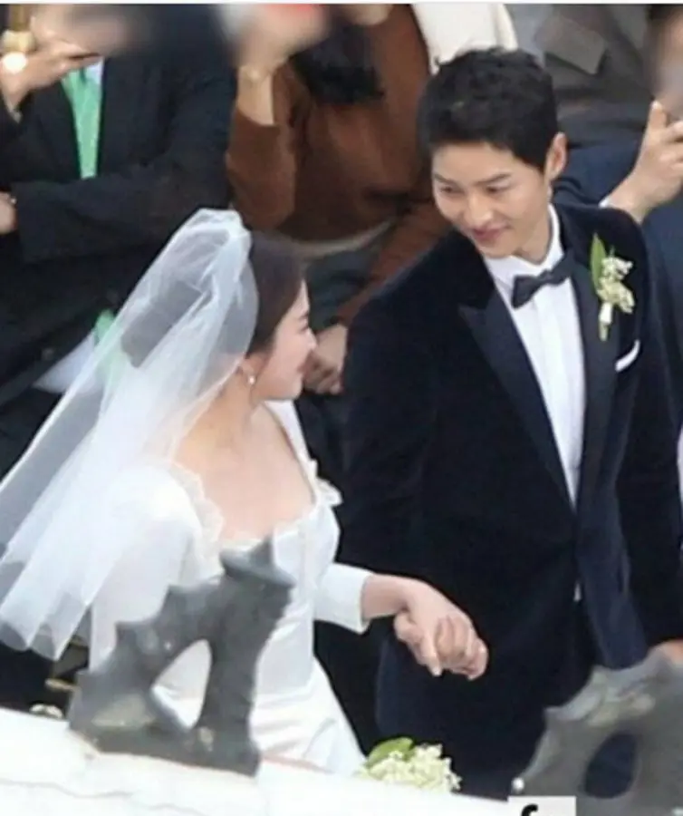 	Wajah bahagia Song Joong Ki dan Song Hye Kyo setelah selesai melakukan prosesi pernikahan, Selasa (31/10/2017) (Instagram inezz_rn09)