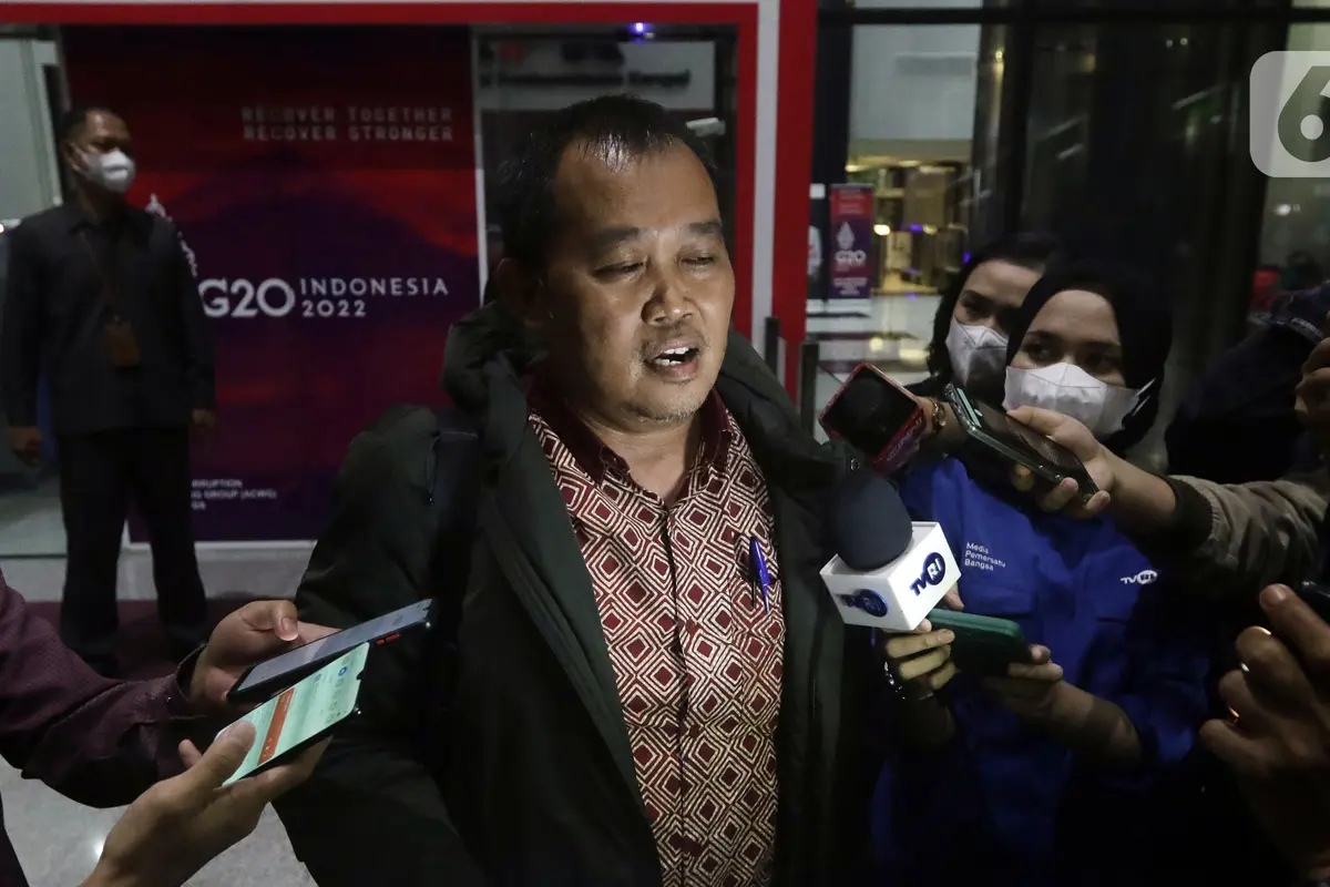 FOTO Koordinator MAKI Diperiksa KPK Terkait TPPU Bupati Banjarnegara