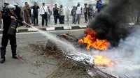 Aksi blokade jalan Tol oleh ribuan warga dan buruh di Karawang, Jawa Barat kembali terjadi. Aksi ini untuk menolak eksekusi lahan oleh Pengadilan Negeri Karawang.