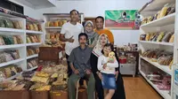 Mantan kiper Arema FC, Sandi Firmansyah, berada di toko makanan ringan yang menjadi bisnisnya. (Bola.com/Gatot Susetyo)
