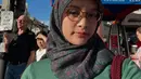 Dalam salah satu potret, Aisha tampak mengenakan hijab bermotif etnik yang dipadukan dengan sweater hijau pastel. Detail ini menunjukkan selera fashion-nya yang terkesan santai namun tetap modis. Tak lupa, tas rajut yang dikenakannya juga memberi sentuhan unik pada penampilan sehari-harinya. (Liputan6.com/IG/@khadeejaisha)
