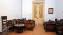 Beberapa kursi terlihat memenuhi sudut salah satu ruang di lantai dua eks rumah Raden Saleh di kawasan Cikini, Jakarta, Selasa (26/4/2016). Bangunan ini merupakan satu dari dua karya arsitektur Raden Saleh. (Liputan6.com/Helmi Fithriansyah)