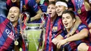 Penampilan apiknya tersebut membuat Barcelona tertarik mendatangkannya. Bersama Trio MSN Messi dan Neymar, Suarez merasakan masa keemasan dengan mempersembahkan treble winner pada musim 2014/2015 untuk Blaugrana. (AFP/Lluis Gene)