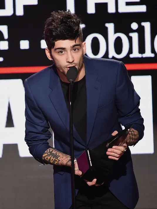 Mengucapkan terima kasih, Zayn menyampaikan permohonan maafnya lantaran tak bisa hadir di acara penghargaan tersebut karena sedang berada di Paris. Ia juga meminta bantuan kekasihnya untuk melakukan hal yang sama. (AFP/Bintang.com)