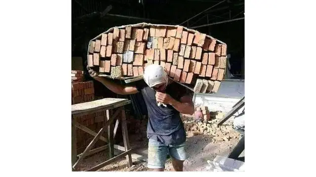 6 Aksi Orang Angkut Batu Bata Ini Bikin Geleng Kepala