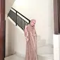 Ayu Ting Ting mengenakan hijab saat hadir dalam syukuran rumah baru Assyifa Nuraini sang adik (Foto: Instagram @ayutingting92)