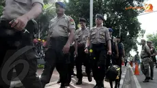 Petugas kepolisian pun tampak berjaga-jaga mengantisipasi adanya aksi teror yang mengancam keamanan dan kenyamanan umat Kristiani saat merayakan Natal (Liputan6.com/Herman Zakharia)