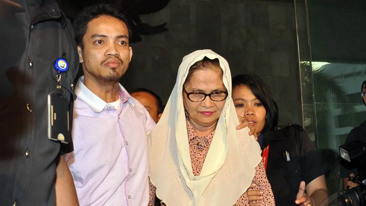 Dibebaskan KPK, Istri Gubernur Riau Dijemput Seorang Pria