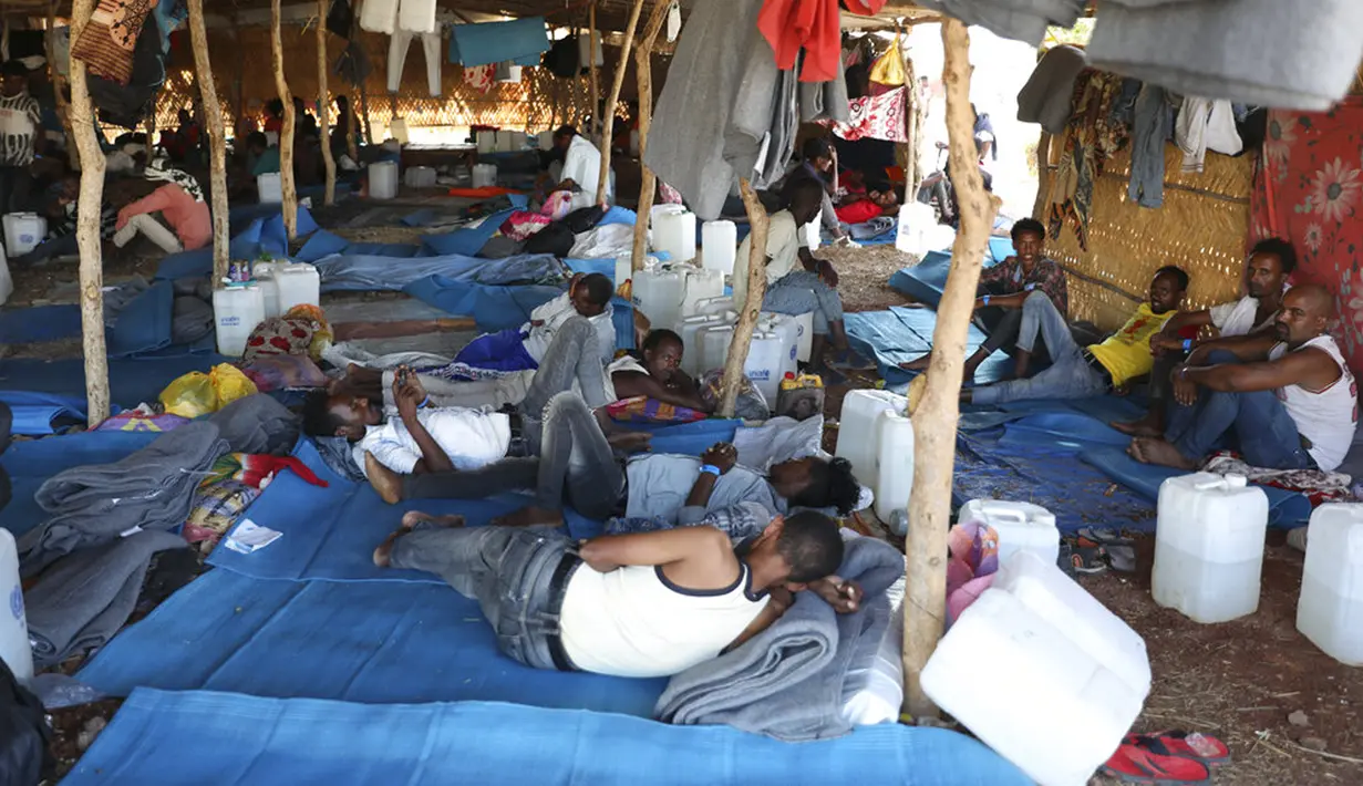 Pengungsi Ethiopia beristirahat di wilayah Qadarif, Sudan, Rabu (18/11/2020). Pertempuran yang kian meluas di perbatasan Ethiopia dan Sudan mengancam wilayah Tanduk Afrika. (AP Photo/Marwan Ali)