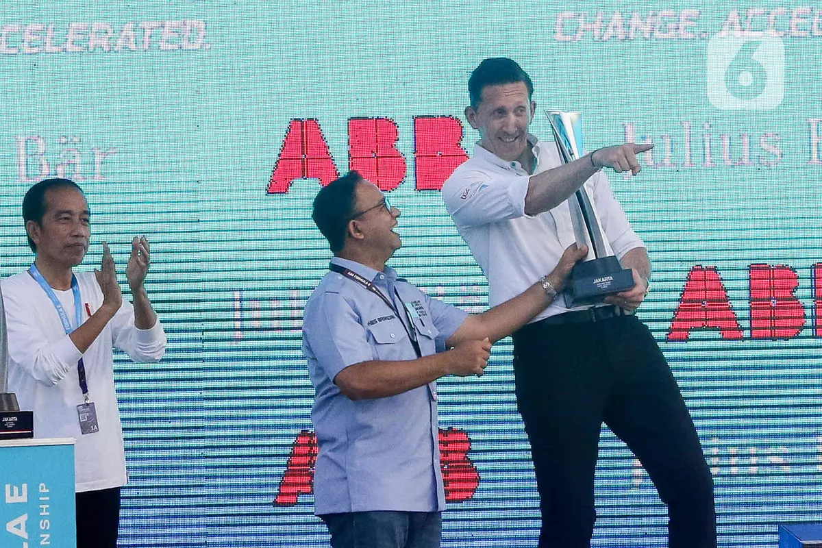 Jokowi Serahkan Piala ke Juara Formula E Jakarta Mitch Evans