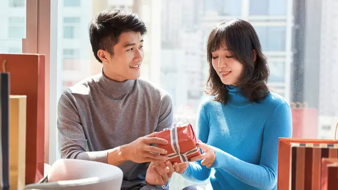 couple bahagia kencan romantis memberi kado