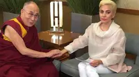 Penampilan Lady Gaga yang tampak sopan saat bertemu Dalai Lama (Instagram)