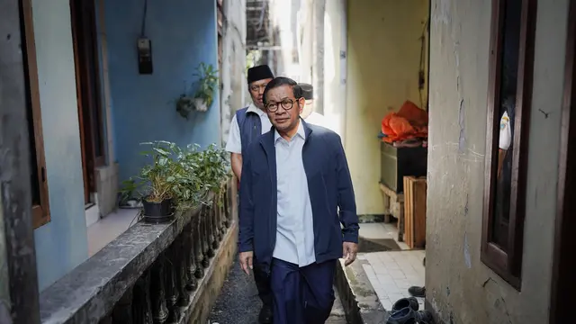 Pramono Anung menyambangi rumah A, bocah dua tahun yang hanyut saat proses evakuasi banjir di Jalan J, Gang Perintis RT 010/RW 010, Kebon Baru, Tebet, Jakarta Selatan