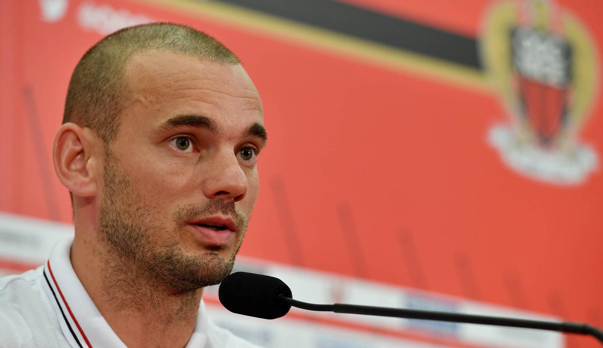 Tiba di markas Nice, Wesley Sneijder langsung memberikan keterangan pers terkait kepindahannya ke Ligue 1. (AFP/Yann Coatsaliou)