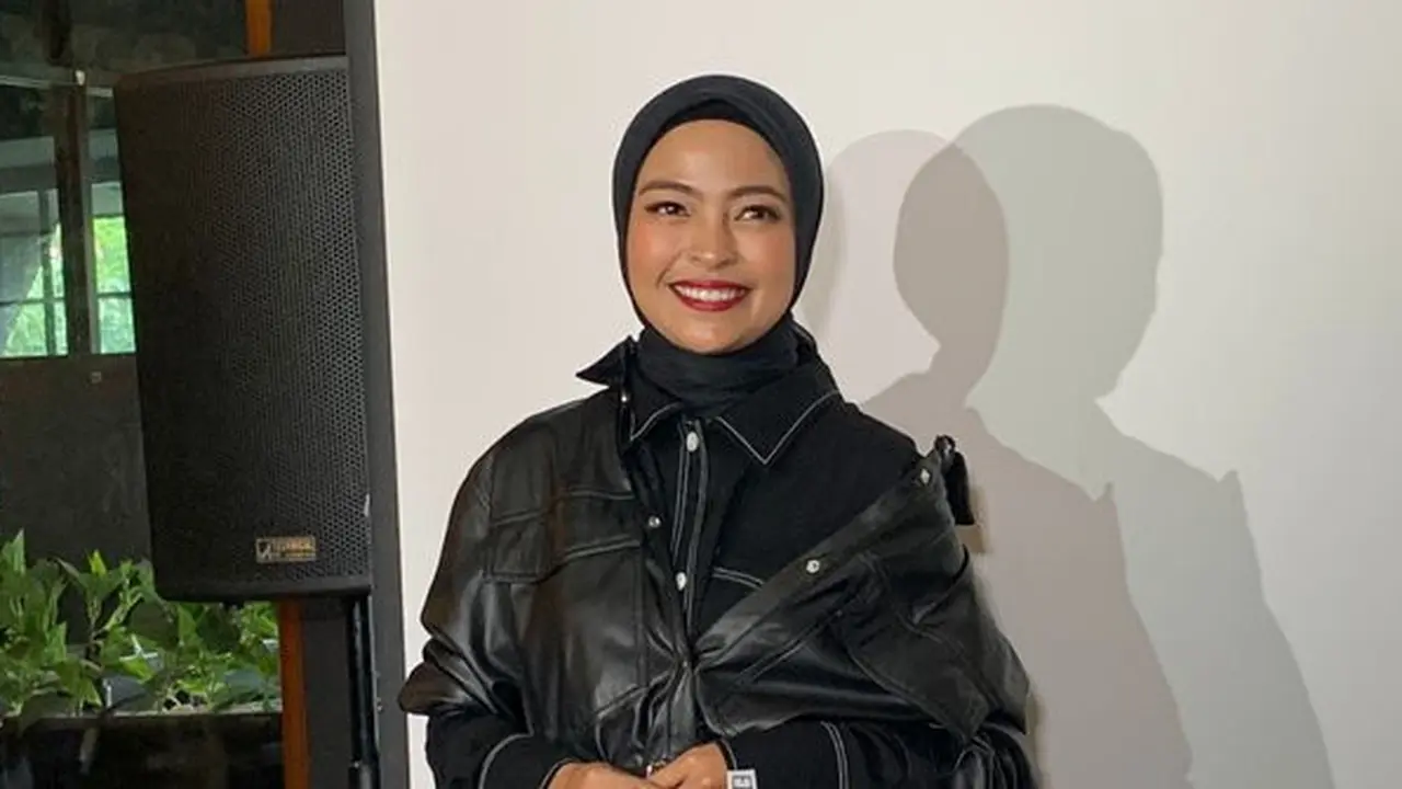 Tantri Kotak memulai debut solo karirnya dengan single Candu Dalam Rindu.
