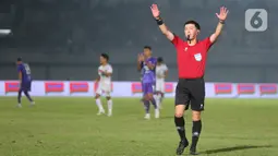 Sang pengadil yang memimpin pertandingan ini yakni wasit berpengalaman di J1 Lague yakni Yusuke Araki. (Bola.com/M Iqbal Ichsan)