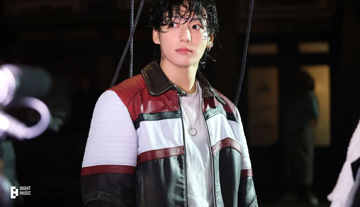 Mengingat Jungkook bukanlah seorang aktor, jadi dia sempat kebingungan saat berakting. Dan So Hee dengan senang hati membantu. (Foto: Facebook/ bangtan.official)