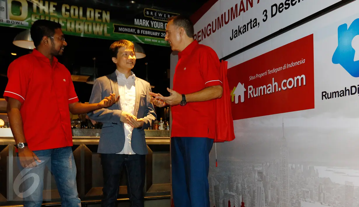 (Ki-ka) Country GM Rumah.com Wasudewan, CEO grup PropertyGuru Steve Melhuish dan Pendiri Rumahdijual.com  Yohanes Aristianto berbincang usai pengumuman akuisisi perusahaan Rumah.com dengan Rumahdijual.com, Jakarta (3/12). (Liputan6.com/Fery Pradolo)
