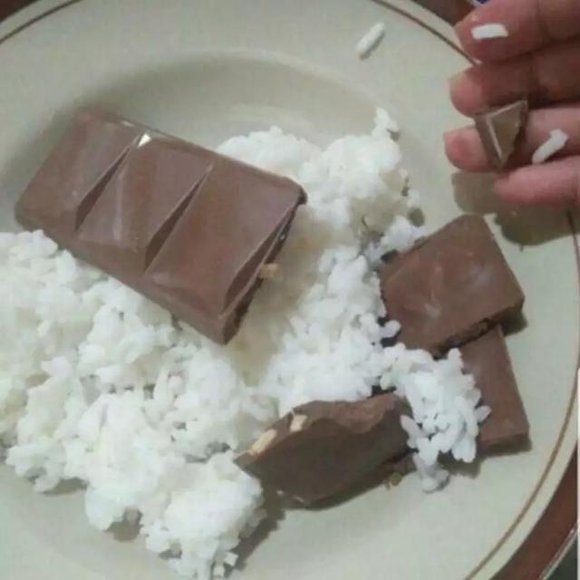 6 Potret Nasi dengan Lauk Camilan Ini Nyeleneh, Rasanya Bikin Penasaran