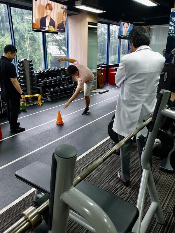 Fisioterapi untuk pasien dengan cedera ligamen lutut, dalam beberapa situasi dapat diprogramkan tanpa tindakan operasi dalam pengawasan dokter bedah tulang dan olahraga di Indonesia Sport Medical Center Kemang.