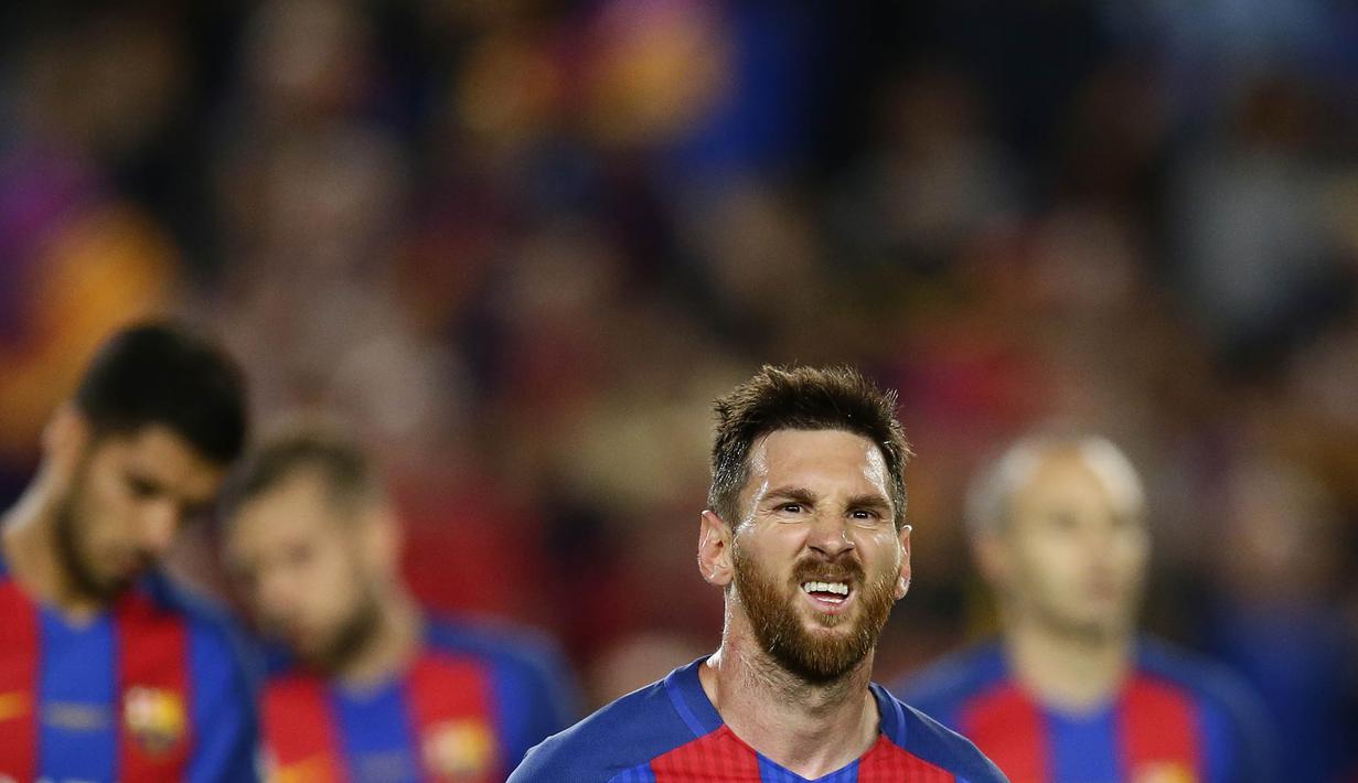 Striker Barcelona, Lionel Messi, tampak kecewa usai pertandingan melawan Eibar pada laga pekan terakhir La Liga di Camp Nou, Minggu (21/5/2017). Meski menang, Barcelona tetap gagal juara La Liga. (AP/Manu Fernandez)
