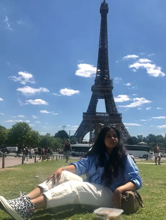 Keindahan menara Eiffel dirasakan perempuan kelahiran 1 Januari 2000. JP Millenix terlihat sangat menikmati berada di Paris. Prancis menjadi salah satu negara yang berkesan bagi JP MIllenix karena ia menyelesaikan pendidikan sarjana di sana. (Liputan6.com/IG/@jpmillenix_)