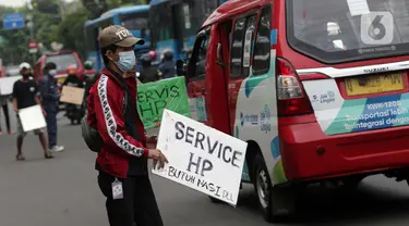 Penjual jasa perbaikan telepon genggam menawarkan jasa di pinggir jalan Mayjen Sutoyo depan Mall Pusat Grosir Cililitan (PGC), Jakarta, Rabu (14/7/2021). Imbas dari penutupan Mall PGC selama PPKM Darurat Jawa-Bali, mereka terpaksa menawarkan jasa di pinggir jalan. (Liputan6.com/Helmi Fithriansyah)