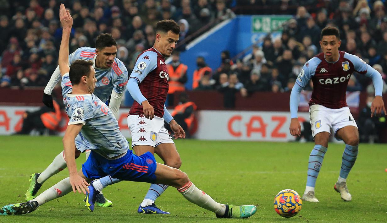Pemain baru Aston Villa Philippe Coutinho sukses menjadi mimpi buruk bagi Setan Merah. Mantan pemain Liverpool itu baru masuk ke lapangan pada menit ke-68. (AFP/Lindsey Parnaby)