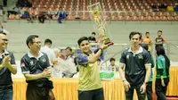 Penyerahan piala kepada atlet karate asal Provinsi Riau yang keluar sebagai pemenang. (Liputan6.com/M Syukur)