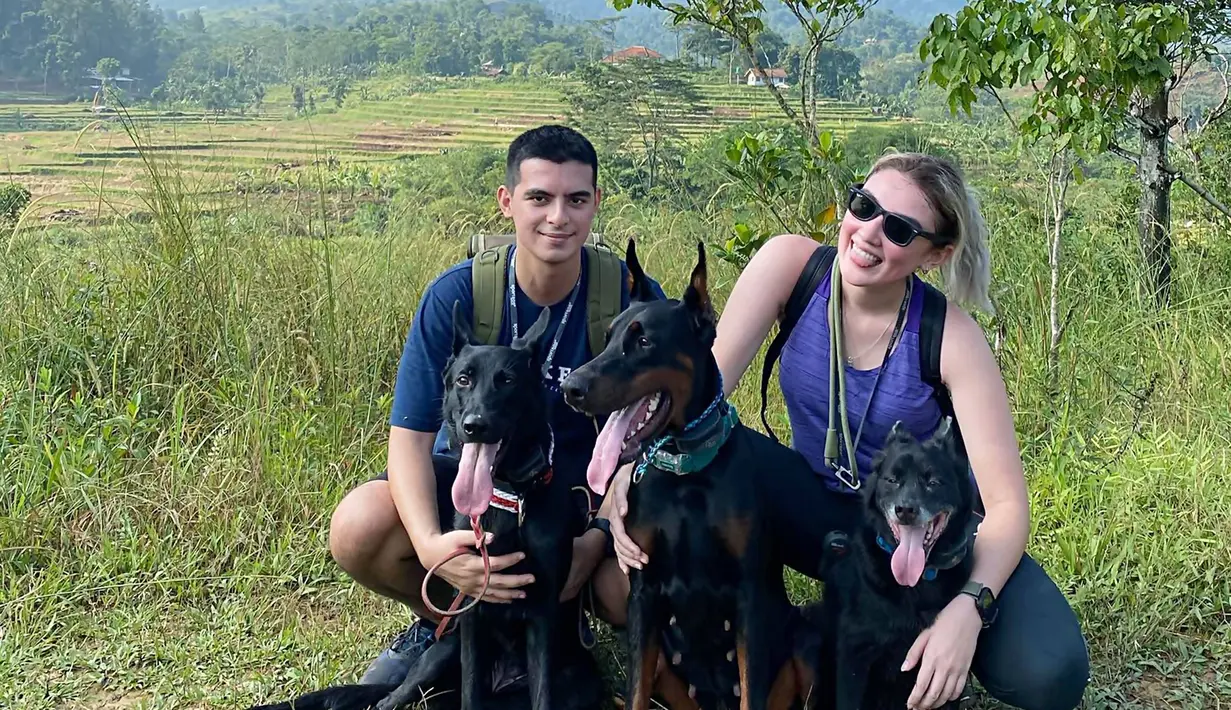 Ciccio Manassero dan Natasha Ryder merupakan pasangan selebriti yang telah jalin pacaran selama lima tahun. Dalam kebersamaannya, pasangan ini sama-sama memelihara anjing hitam yang sudah dianggap bak keluarga sendiri. (Liputan6.com/IG/@ciomanassero)