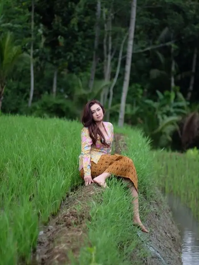 6 Seleb Tanah Air Ini Pilih Pematang Sawah Sebagai Spot Foto