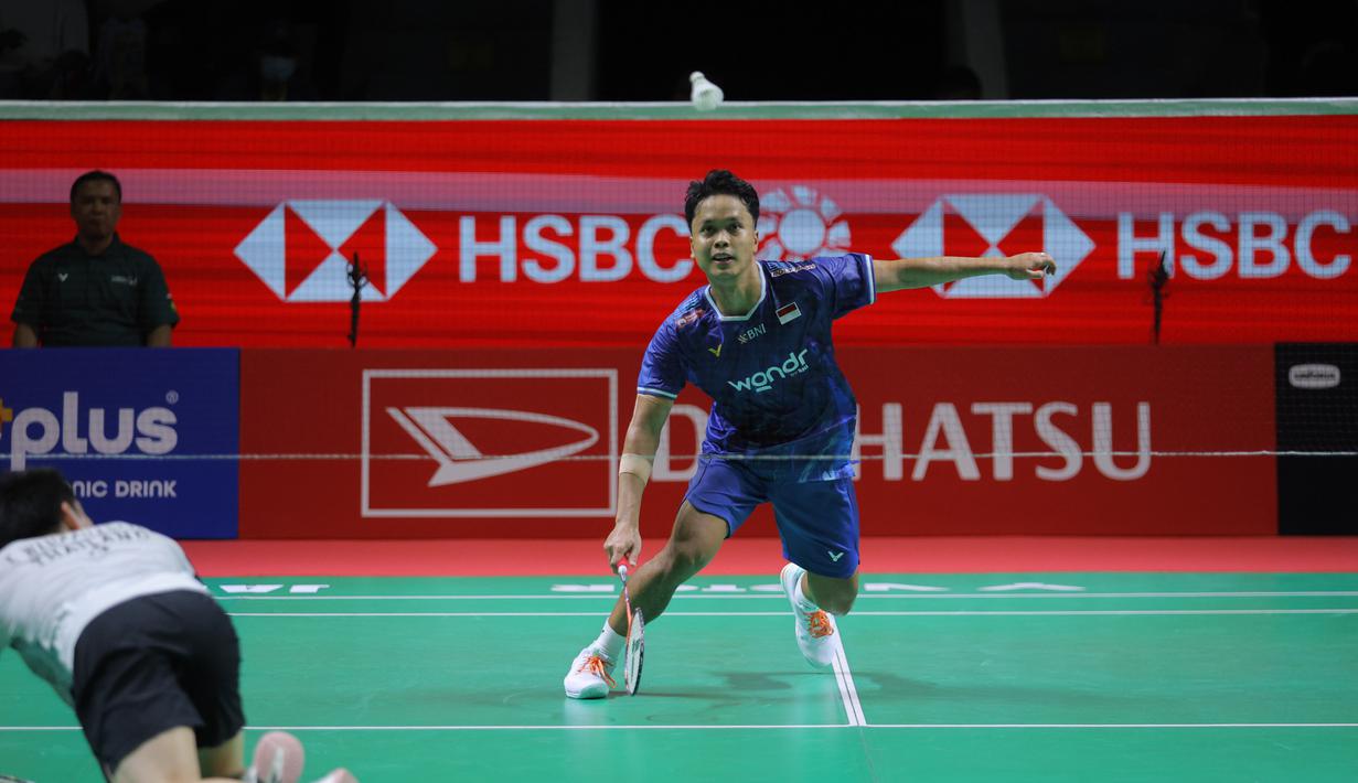 Sebagai informasi, Anthony Sinisuka Ginting harus memulai dari kualifikasi, karena peringkatnya tidak sampai untuk menembus babak utama ajang bulu tangkis bertaraf World Tour Super 500 ini. Tampak dalam foto, pebulu tangkis tunggal putra Indonesia, Anthony Sinisuka Ginting mengembalikan kok saat melawan Kantaphon Wancharoen (Thailand) pada babak kualifikasi Indonesia Masters 2026 di Istora Gelora Bung Karno, Senayan, Jakarta, Selasa (20/1/2026). (Bola.com/Bagaskara Lazuardi)