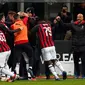 Para pemain AC Milan memeluk Gonzalo Higuain setelah mencetak gol selama pertandingan melawan SPAL pada lanjutan Liga Serie A Italia di stadion San Siro (29/12). Milan menang tipis atas SPAL 2-1. (AP Photo/Antonio Calanni)