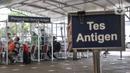 Calon penumpang melakukan tes antigen di Stasiun Pasar Senen, Jakarta, Senin (3/1/2022). PT KAI (Persero) menurunkan tarif tes antigen di stasiun bagi penumpang KA jarak jauh menjadi Rp35 ribu dari harga sebelumnya Rp45 ribu sebagai bentuk peningkatan pelayanan. (merdeka.com/Iqbal S. Nugroho)