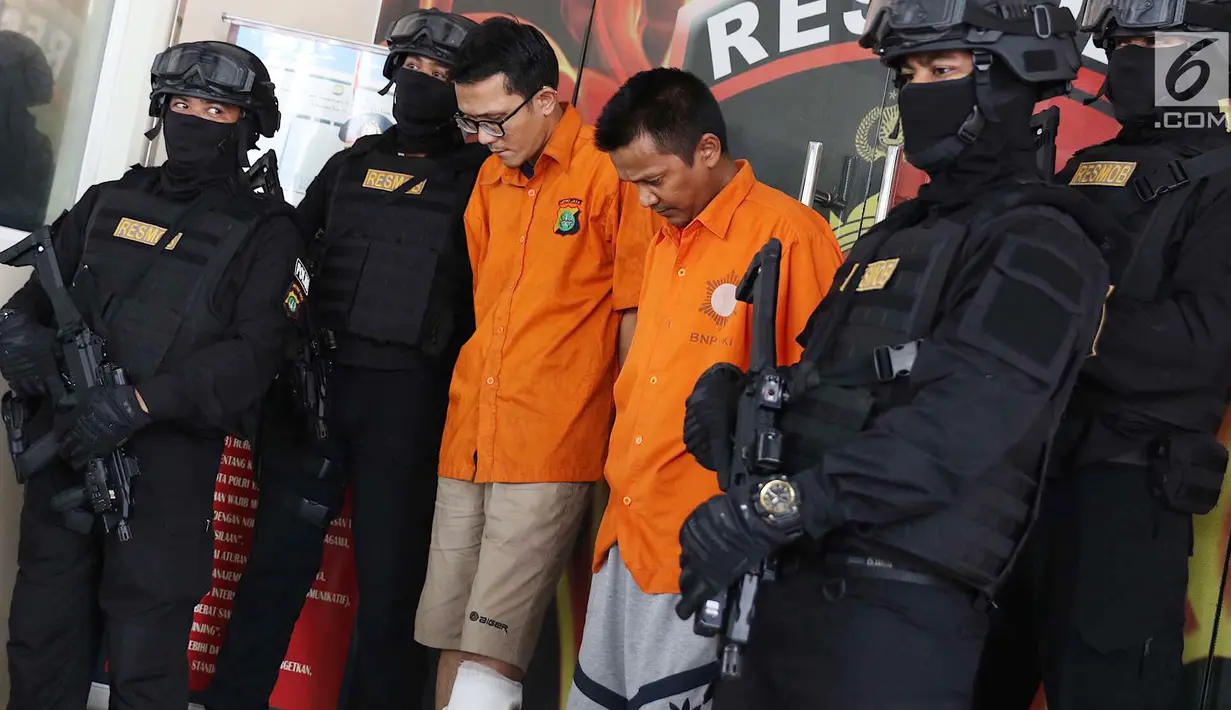 Tersangka pencurian dan pembunuhan sadis terhadap Jeanne Setyadi (78) tertunduk di Polda Metro Jaya, Jakarta, Kamis (26/7). Polisi masih memburu RU yang turut membantu pelaku utama melancarkan aksinya. (Liputan6.com/Immanuel Antonius)