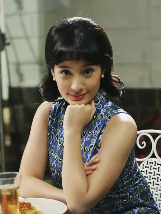 Peran ikonik lain yang dimainkan oleh Tatjana adalah Sweet 20. Film yang rilis tahun 2017 ini bergenre drama komedi romantis musikal Indonesia yang diadaptasi dari film Korea Selatan berjudul Miss Granny. Peran utama yang dimainkan Tatjana memang seperti gadis 20-an. Namun, jiwanya sudah berumur 70 tahun. (Liputan6.com/IG/@tatjanasaphira)