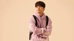 Menggunakan hoodie serta tas punggung, penampilan Kim Bum ini pun tampak bak anak kuliahan. Tak sedikit pula netizen yang memuji penampilannya yang terlihat awet muda. (Liputan6.com/IG/@k.kbeom)