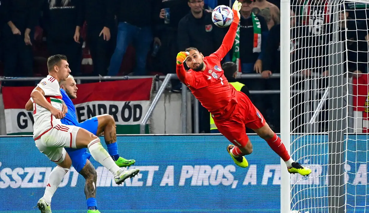 Pemain Hungaria Willi Orban (kiri) berebut bola dengan pemain Italia Federico Dimarco (tengah) saat kiper Italia Gianluigi Donnarumma melompat pada pertandingan sepak bola UEFA Nations League di Puskas Arena, Budapest, Hungaria, 26 September 2022. Italia berhasil mengalahkan Hungaria dengan skor 2-0. (Tamas Kovacs/MTI via AP)