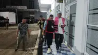 Jaksa menggiring tersangka korupsi Baznas Kota Dumai untuk dibawa ke Rutan Kota Dumai. (Liputan6.com/M Syukur)