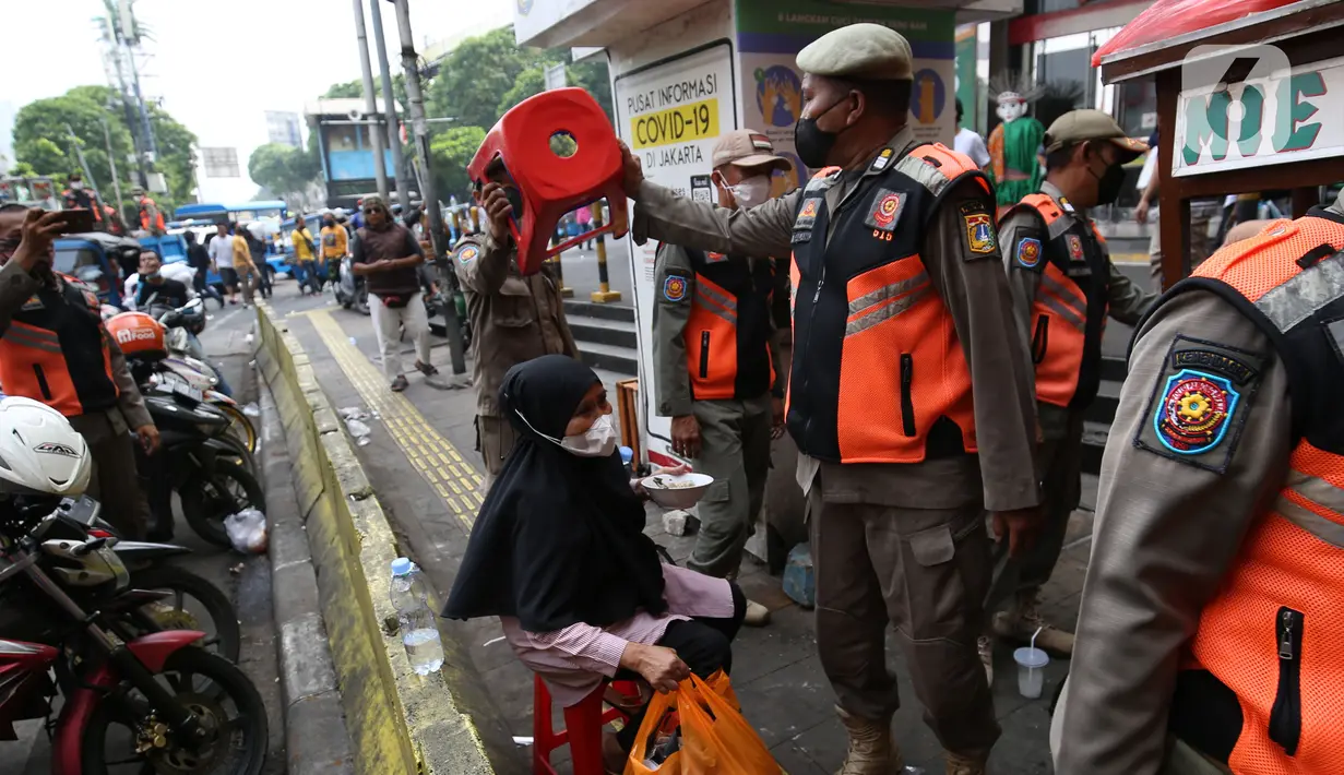Petugas Satpol PP melakukan penertiban kepada pedagang kaki lima (PKL) yang bandel berjualan di trotoar Pasar Tanah Abang, Jakarta, Senin (4/10/2021). Penertiban dilakukan untuk memberikan kenyamanan dan keamanan bagi para pengguna jalan yang melintas di trotoar tersebut. (Liputan6.com/Angga Yuniar)