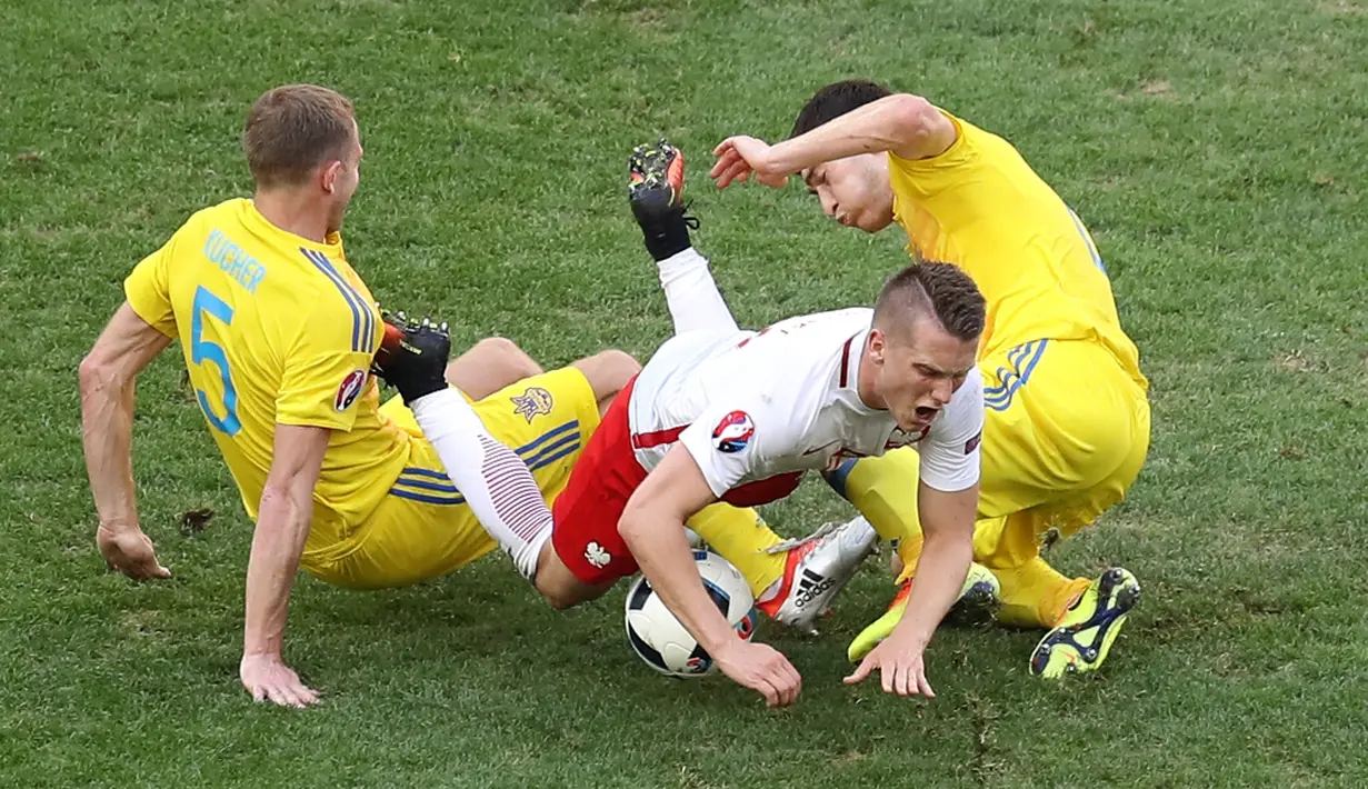 Perebutan bola antara pemain Polandia dan Ukraina pada laga terakhir Grup C Piala Eropa 2016 di Stade Velodrome, Marseille, Selasa (21/6/2016). (AFP/Valery Hache)