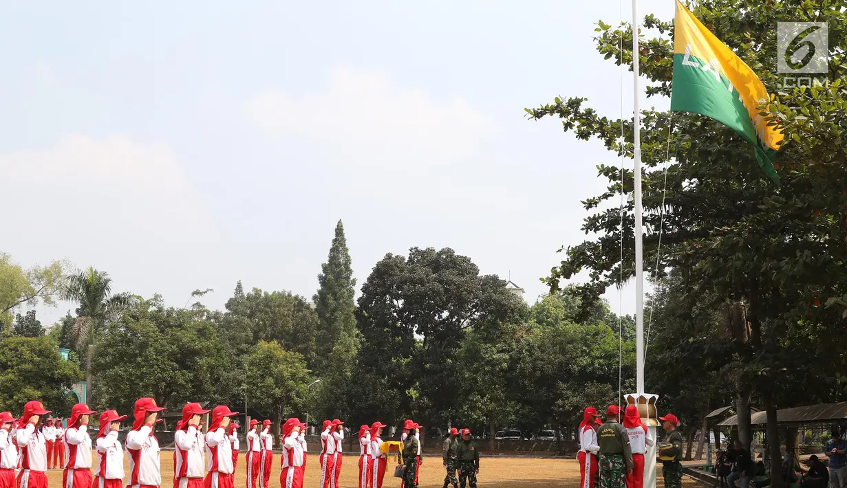 Sejumlah calon anggota Pasukan Pengibar Bendera (Paskibra) Nasional 2019 mengikuti latihan pengibaran bendera di Lapangan PPPON Cibubur, Jakarta, Selasa (30/7/2019). Hari ke-3 diklat, calon Paskibraka berlatihan formasi baris-berbaris, pengibaran dan penurunan bendera. (Liputan6.com/Herman Zakharia)
