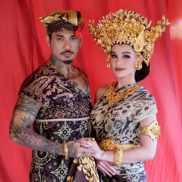 6 Potret Kompak Jerinx SID dan Nora Alexandra Pakai Baju Senada, Serasi